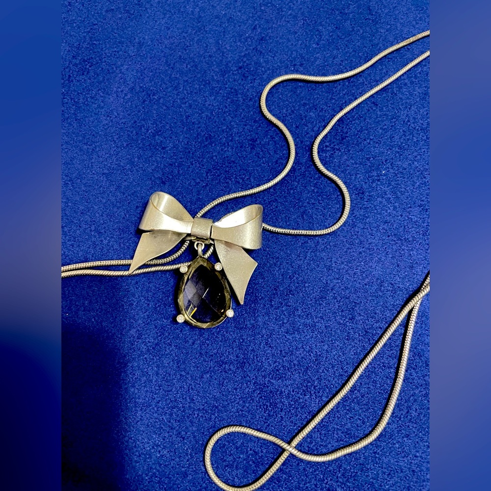 Silver colored necklace with bow, adjustable